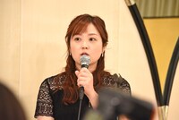 会見で司会を務めた水卜麻美アナウンサー。