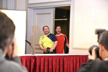 会見場に現れたトム・ブラウン。