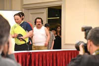 会見場に現れた芸人たち。