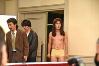 会見場に現れたパンサー。