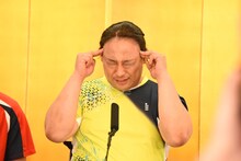 頭が痛くなってしまったトム・ブラウンみちお。