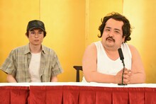 空気階段の水川かたまり（左）、鈴木もぐら（右）。