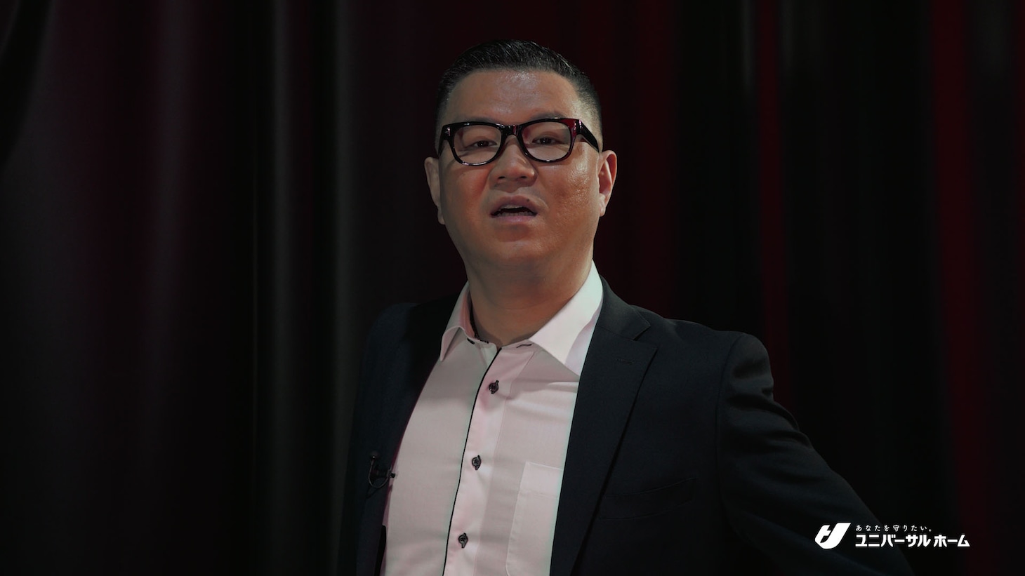 シソンヌが出演するユニバーサルホームの新CM「未来エスコートマン」編より。