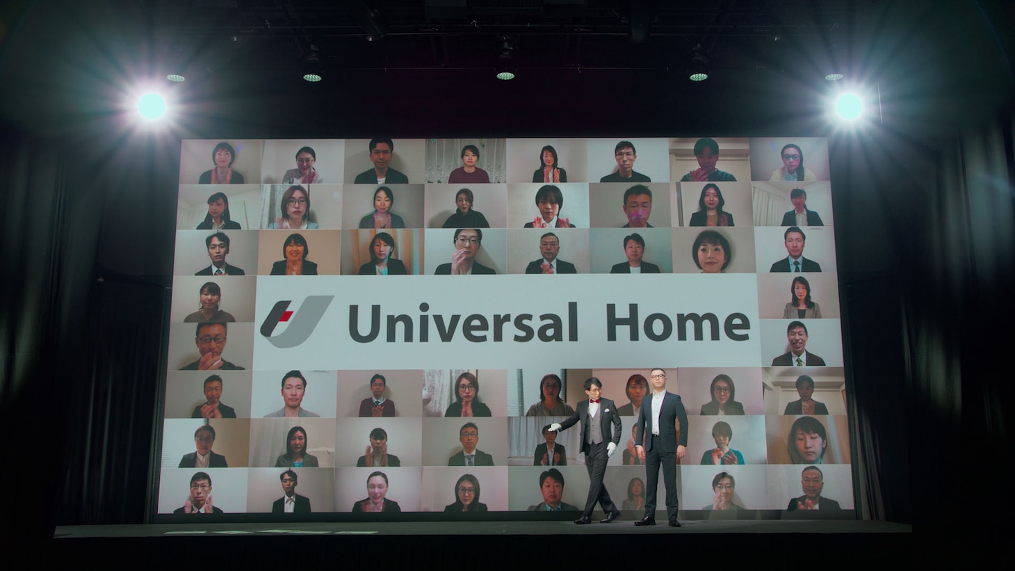 シソンヌが出演するユニバーサルホームの新CM「未来エスコートマン」編より。