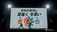 シソンヌが出演するユニバーサルホームの新CM「未来エスコートマン」編より。