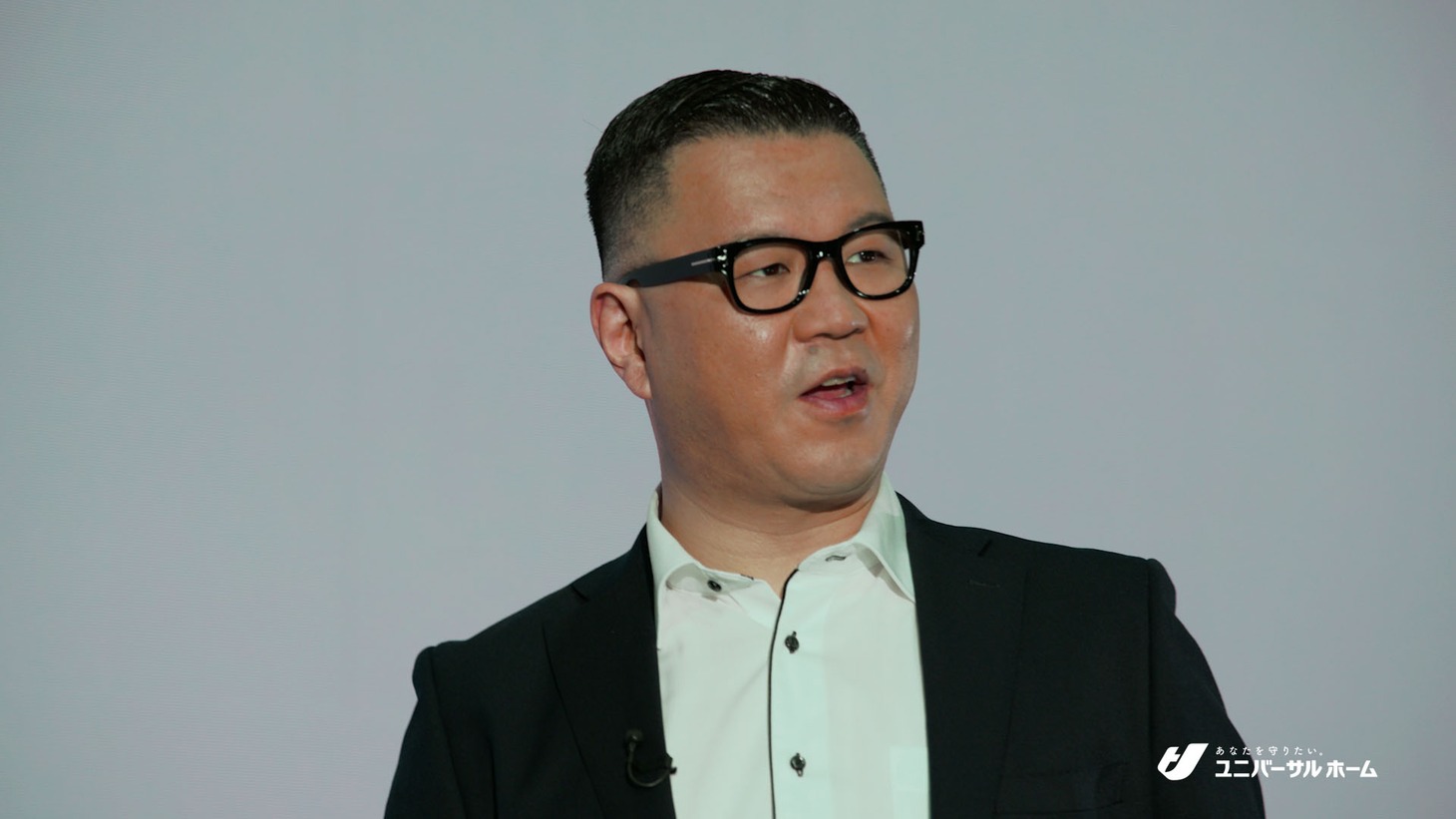 シソンヌが出演するユニバーサルホームの新CM「未来エスコートマン」編より。