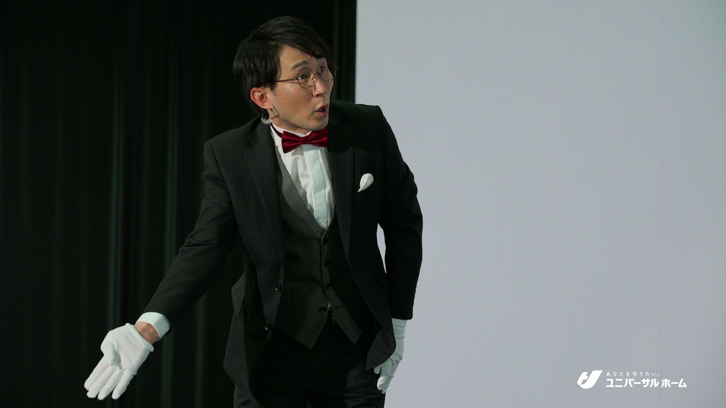 シソンヌが出演するユニバーサルホームの新CM「未来エスコートマン」編より。