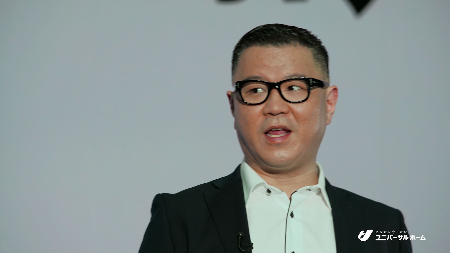 シソンヌが出演するユニバーサルホームの新CM「未来エスコートマン」編より。
