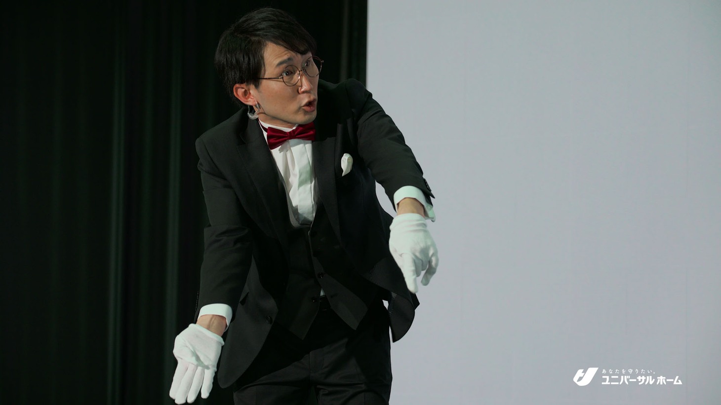 シソンヌが出演するユニバーサルホームの新CM「未来エスコートマン」編より。