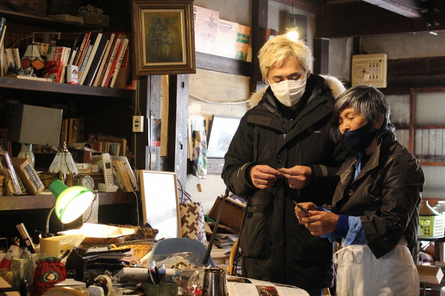 「迷宮グルメ 異郷の駅前食堂」でヒロシが古道具屋を訪れるワンシーン。(c)BS朝日