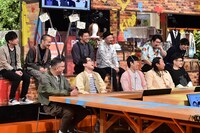 （前列左から）シソンヌ、ロバート、（後列左から）かもめんたる、どぶろっく、空気階段。(c)TBS