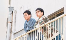 「steady.」2022年5月号（宝島社）より、男性ブランコ。