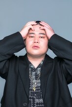 「steady.」2022年5月号（宝島社）より、モグライダーともしげ。