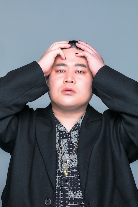 「steady.」2022年5月号（宝島社）より、モグライダーともしげ。