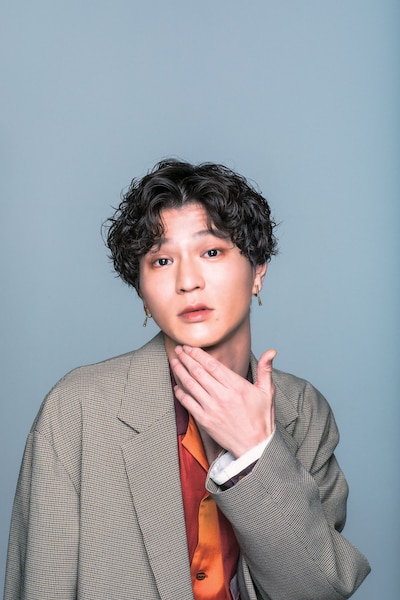 「steady.」2022年5月号（宝島社）より、モグライダー芝。