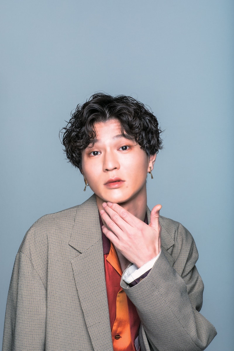 「steady.」2022年5月号（宝島社）より、モグライダー芝。