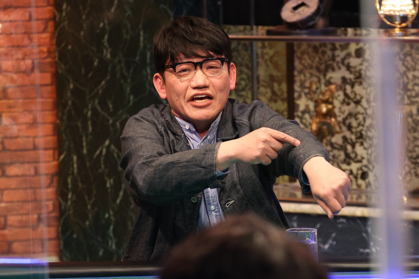 「人志松本の酒のツマミになる話」に出演する、ずん飯尾。(c)フジテレビ