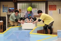 （左から）ハナコ菊田、霜降り明星・粗品、ハナコ秋山。(c)フジテレビ