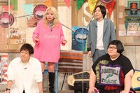 （左から）陣内智則、エルフ、メイプル超合金・安藤なつ。(c)フジテレビ