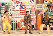 コンピューター宇宙・はっしーはっぴー（左）と納言。(c)フジテレビ