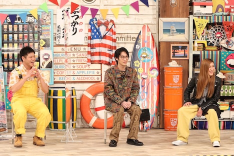 コンピューター宇宙・はっしーはっぴー（左）と納言。(c)フジテレビ