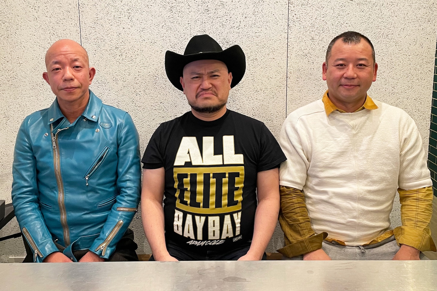 DVD「やんべえ21」に出演する、ハリウッドザコシショウ（中央）とバイきんぐ（両端）。