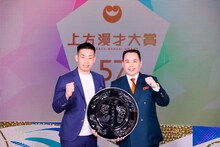 「第57回上方漫才大賞」大賞を受賞したミルクボーイ。(c)関西テレビ