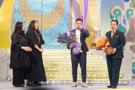 海原やすよ ともこ（左）がミルクボーイ（右）の大賞受賞祝いに駆けつけたワンシーン。(c)関西テレビ