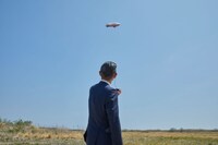 西田が乗り込んだ新スーパードライ号を見守る笑い飯・哲夫。