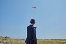 西田が乗り込んだ新スーパードライ号を見守る笑い飯・哲夫。