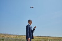 西田が乗り込んだ新スーパードライ号を見守る笑い飯・哲夫。