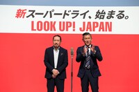 セレモニーで漫才を披露する笑い飯。