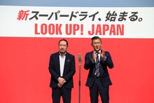 セレモニーで漫才を披露する笑い飯。