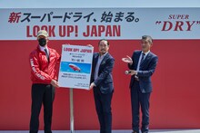 新スーパードライ号に乗り込む前に、笑い飯・西田に乗船証明書が授与された。