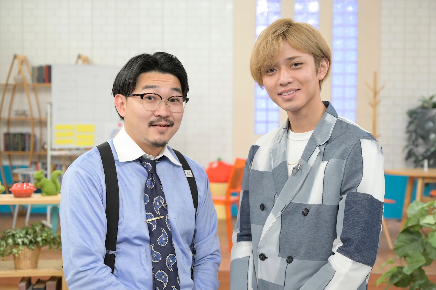 進行アシスタントを務めるオズワルド伊藤（左）とメインパーソナリティの永瀬廉（右）。