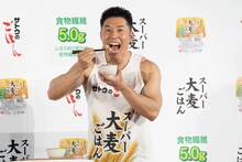スーパー大麦ごはんを試食するなかやまきんに君。