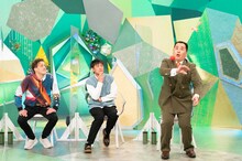 「やすとものいたって真剣です」でけん玉の腕前を披露するミルクボーイ内海（右端）。(c)ABCテレビ