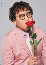 「芸人雑誌 volume.6」より、マユリカ中谷。