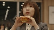 CM「夜マック店長 / ごはんバーガー」編より。