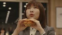 CM「夜マック店長 / ごはんバーガー」編より。