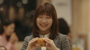 CM「夜マック店長 / ごはんバーガー」編より。