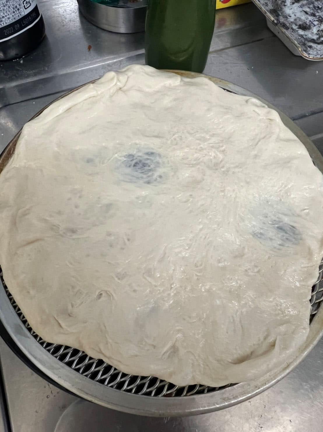 生地を伸ばして網の上に乗せた状態。