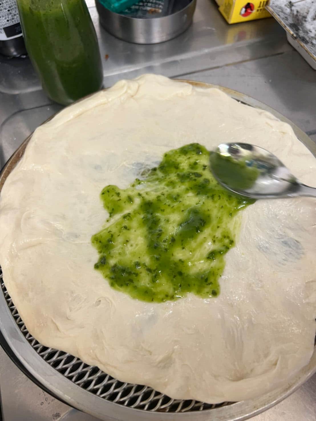 生地にバジルソースを塗る。