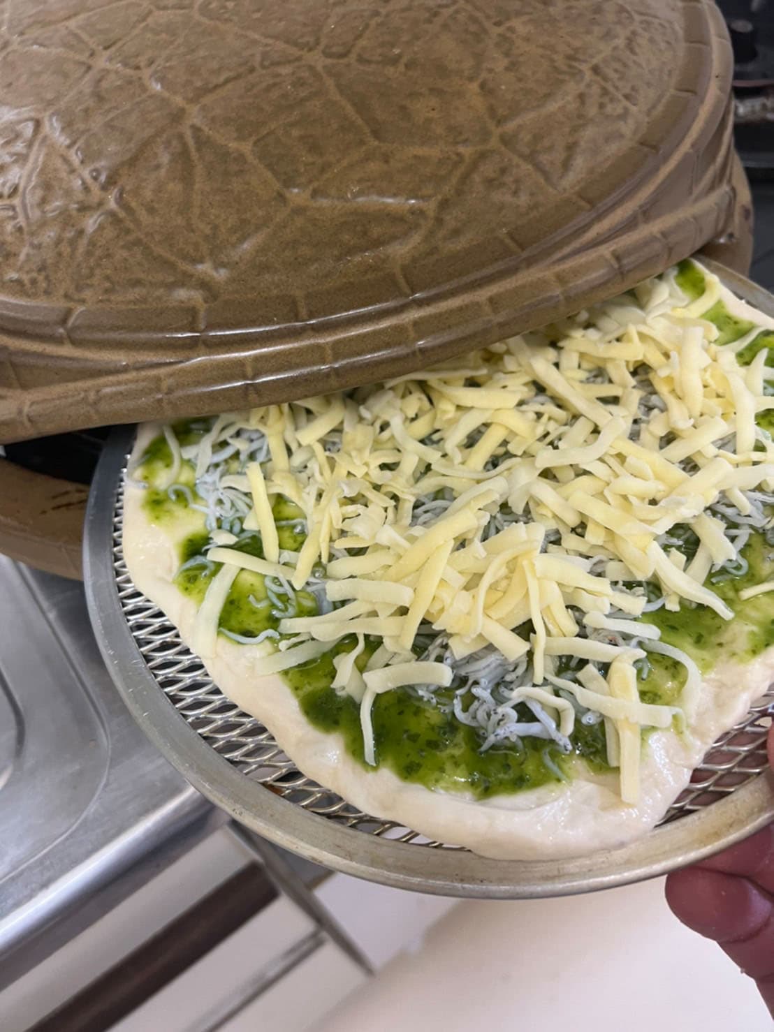 ピザ生地をピザ窯へ！