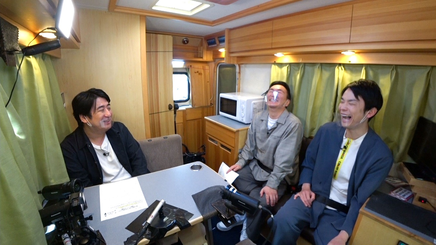 ゲストの佐久間宣行（左）とかまいたち。