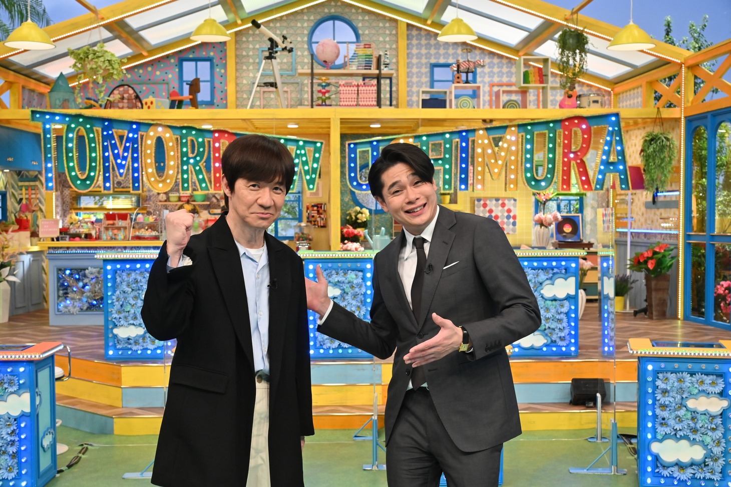 「あしたの内村!!」MCの内村光良と進行の平成ノブシコブシ吉村。(c)フジテレビ