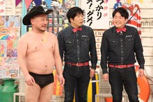 「さんまのお笑い向上委員会」に愛のクレーマー芸人として出演する（左から）ハリウッドザコシショウ、TOKYO COOL。(c)フジテレビ