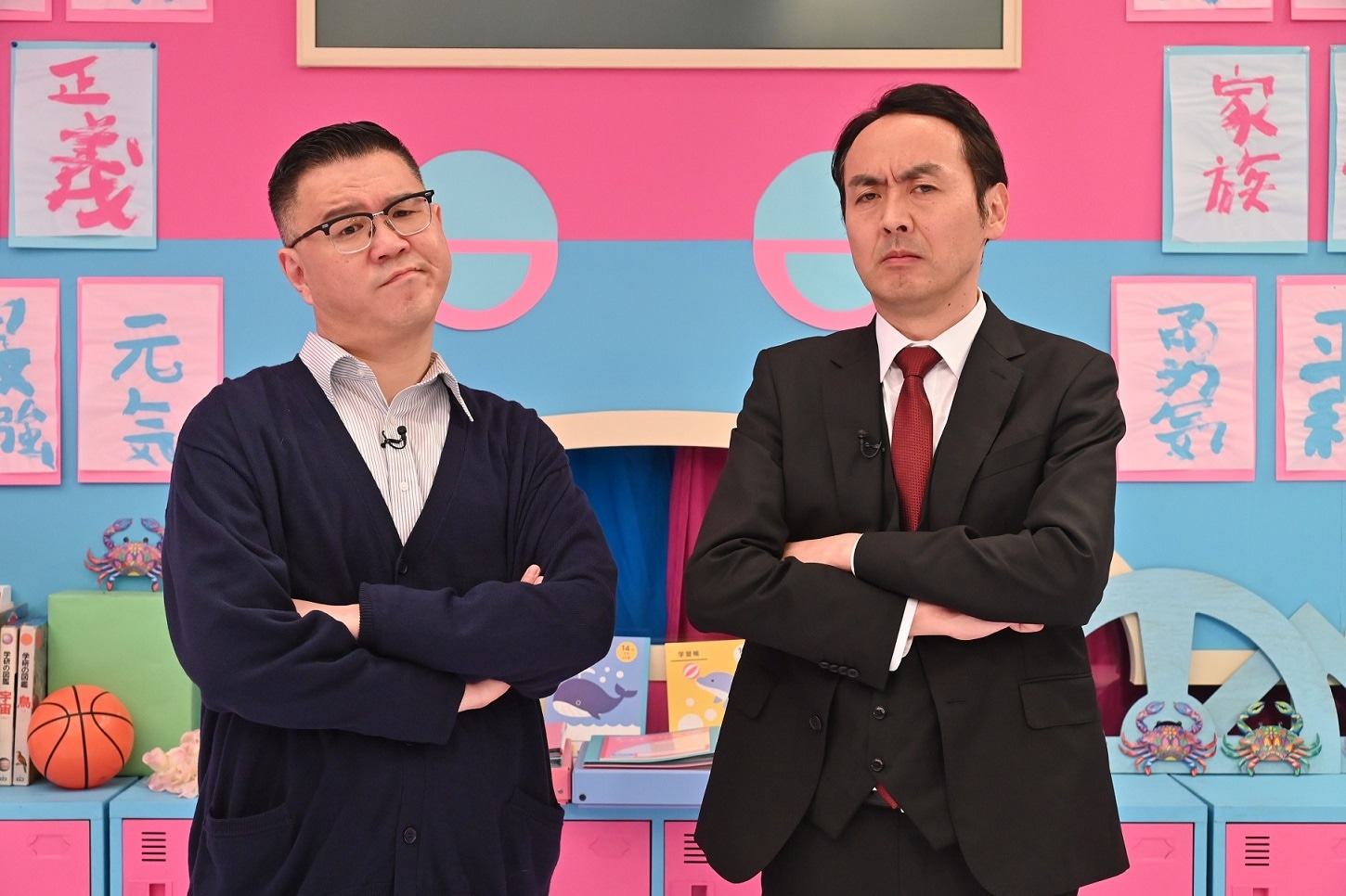 「呼び出し先生タナカ」に出演する担任のタナカ先生ことアンガールズ田中（右）、副担任のハセガワ先生ことシソンヌ長谷川（左）。(c)フジテレビ