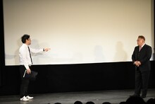 MCのトミドコロ（左）とサンドウィッチマン伊達（右）。のんびりトークしていると、序盤から早くも巻きのサインが。