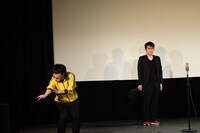 客席にすーを差し上げるダイアン津田（左 / ランジャタイ国崎）。